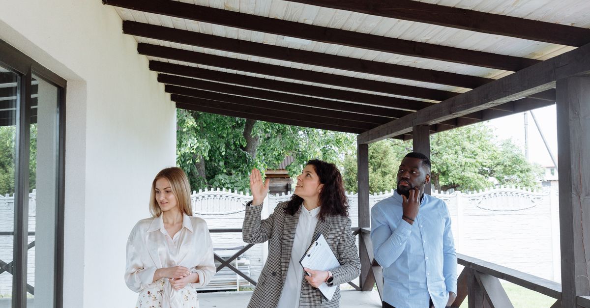 The Role of a Real Estate Agent in Luxury Home Transactions